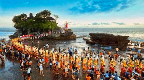 Wisata Budaya di Bali Upacara Adat di Pura Tanah Lot